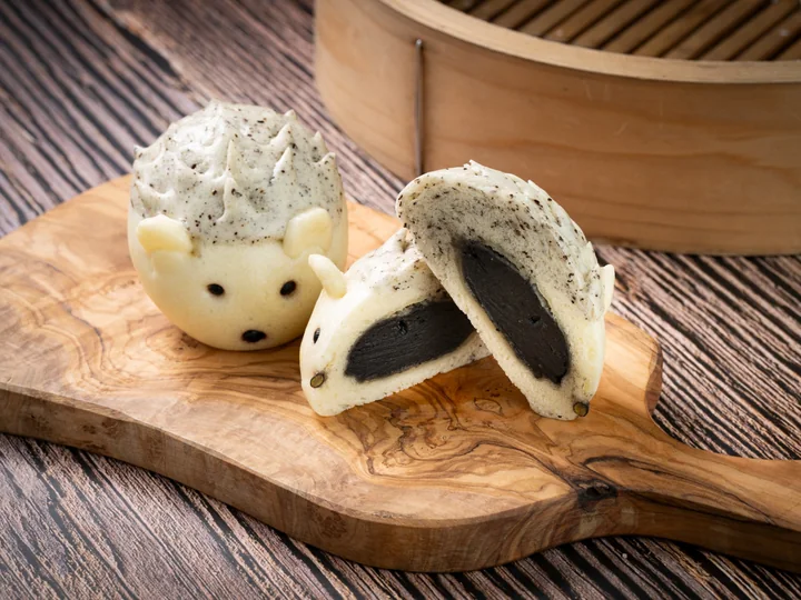 黒ごま餡が入ったハリネズミ型中華まん