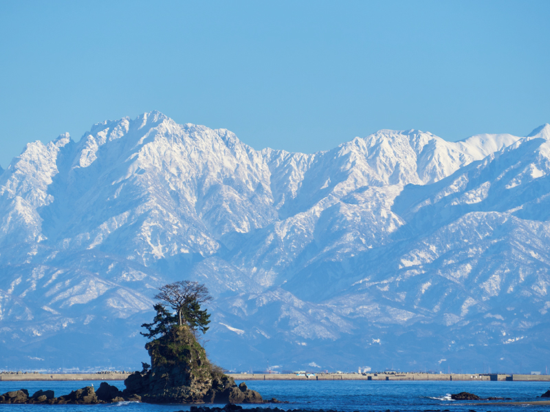 富山の海と山