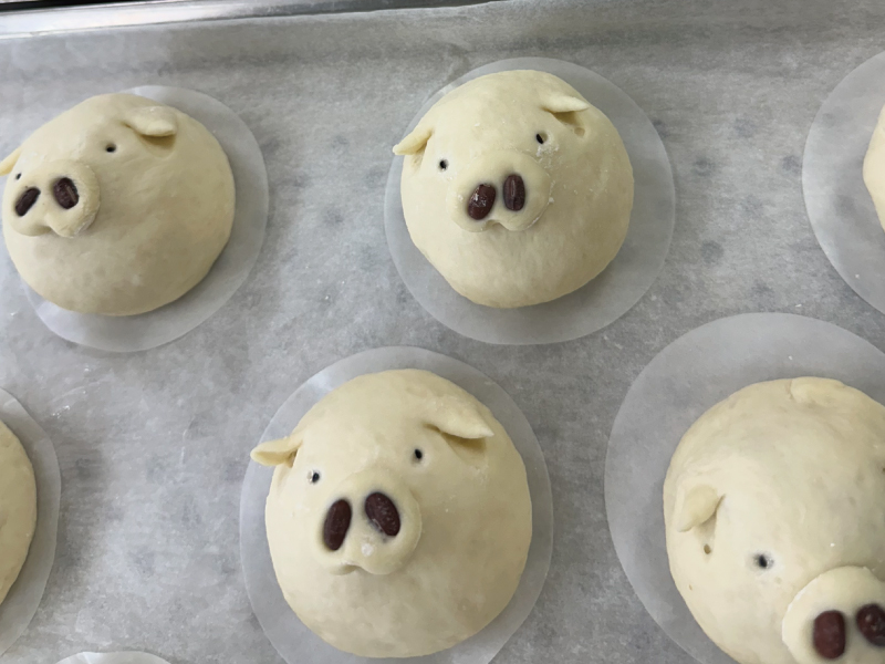 食品工場で製造するスタッフ